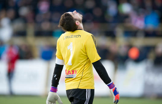 Hudiksvalls målvakt Niclas Larsson deppar