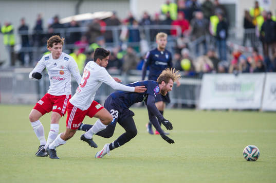 Hudiksvalls Lucas Dullagahn tacklar omkull Malmös Jo Inge