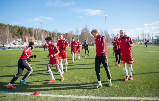 Hudiksvalls värmer upp innan fotbollsmatchen i Svenska