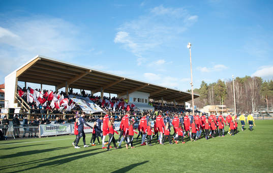 spelarna går in på planen