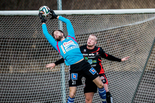 Ljungskiles målvakt Jonathan Johansson fångar bollen