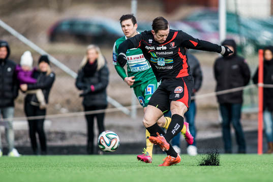 Trollhättans Robert Bagger skjuter