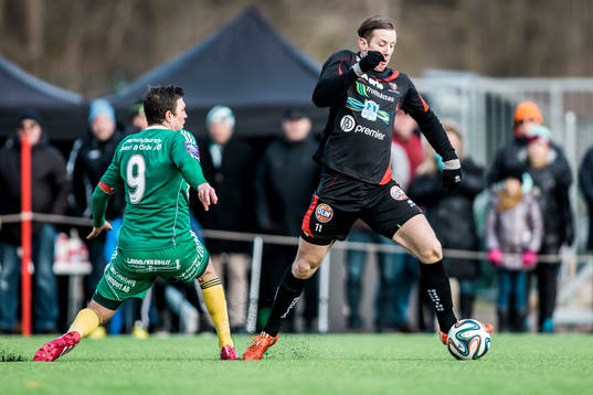 Trollhättans Robert Bagger tar sig förbi Ljungskiles