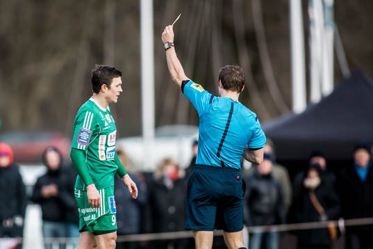 Domare Kristoffer Karlsson ger Ljungskiles Hannes Stiller