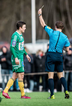 Domare Kristoffer Karlsson ger Ljungskiles Hannes Stiller