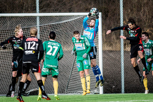Ljungskiles målvakt Jonathan Johansson fångar en hörna