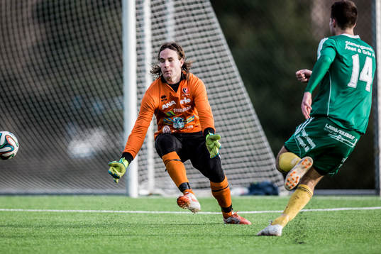 Trollhättans målvakt Markus Mäkinen räddar ett friläge