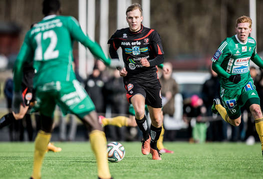 Trollhättans Pontus Johansson med bollen