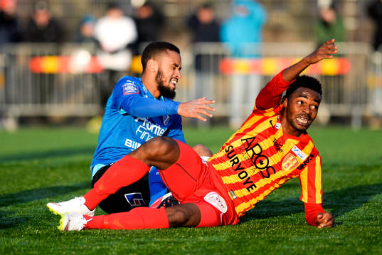 Halmstads Junes Barny och Syrianskas Success Chimankpa Nwosu