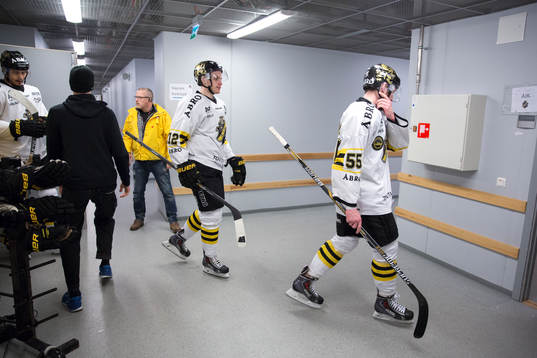 Fredrik Hyrning och Nils Bäckström lämnar isen