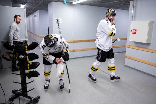 Ryan Mckiernang och Ziga Pavlin lämnar isen