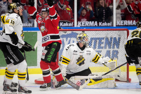 Nicklas Jadeland i Redhawks har precis gjort 1-0 till