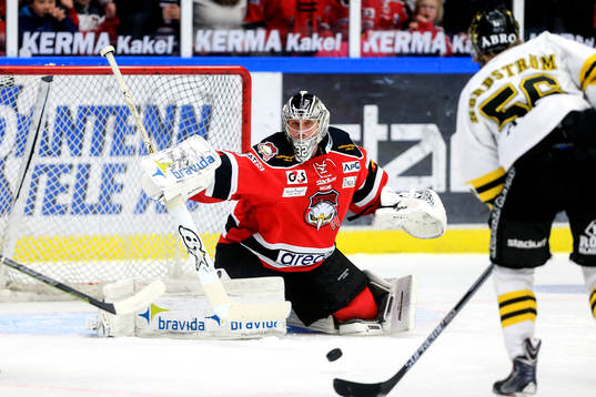 Malmö Redhawks målvakt Niko Hovinen nder ishockeymatchen