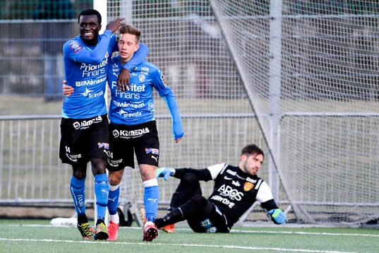 Halmstads Kwame Karikari och Simon Silverholt jublar