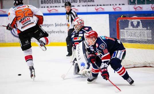 Karlskronas Maksim Matushkin hoppar undan ett skott