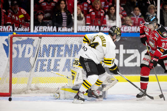 Malmö Redhawks Björn Svensson har en målchans