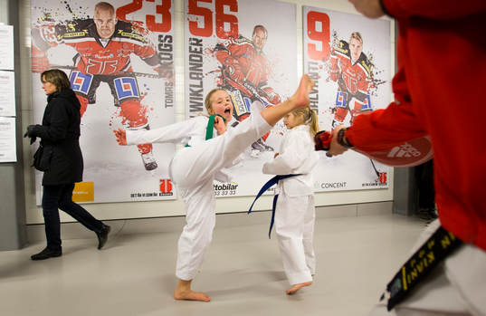Uppvisning av kampsport i korridoren inuti Behrn Arena