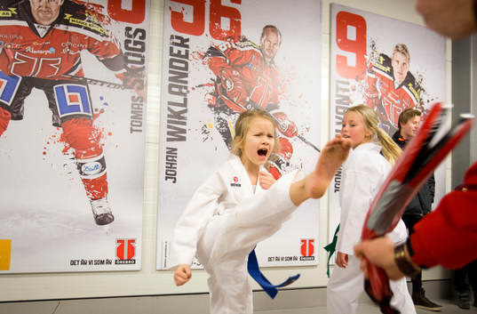 Uppvisning av kampsport i korridoren inuti Behrn Arena