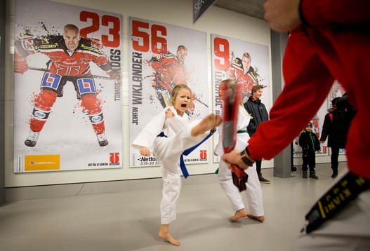 Uppvisning av kampsport i korridoren inuti Behrn Arena