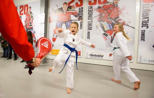 Uppvisning av kampsport i korridoren inuti Behrn Arena