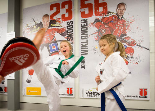 Uppvisning av kampsport i korridoren inuti Behrn Arena