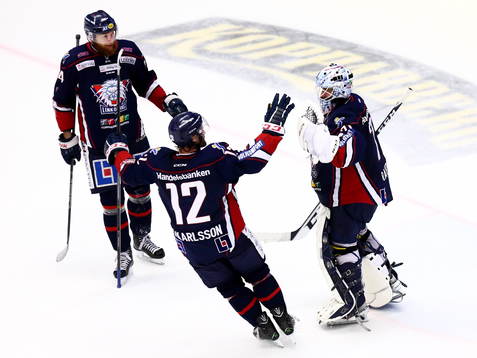 Linköpings Sebastian Karlsson och Jonas Junland tackar och