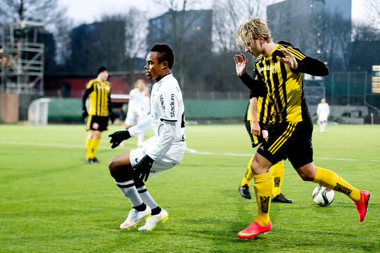 Häckens Nasiru Mohammed och Huddinges Simon Strand i en