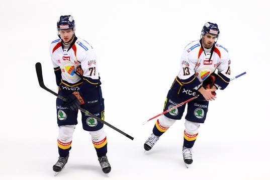 Djurgårdens Adam Ollas Mattsson och Damien Fleury deppar