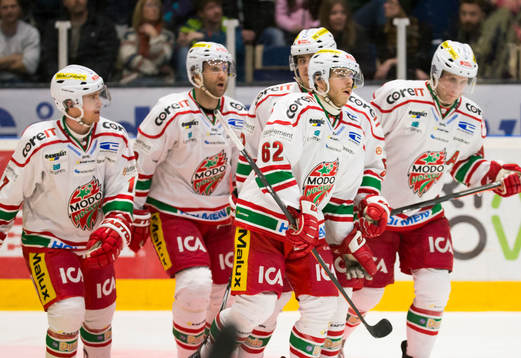 Modos Niklas Nordgren firar med Kyle Flanagan  (v) och