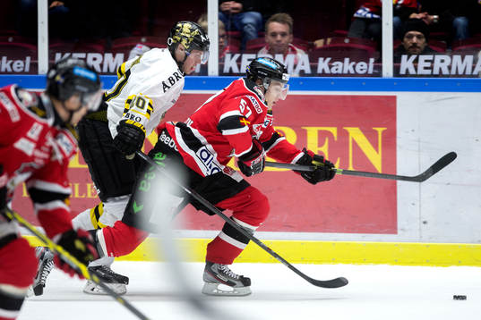 AIK,s Christopher Bengtsson jagar Malmös Johan Ivarsson