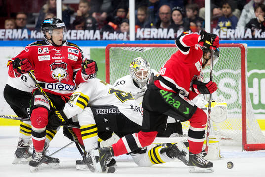 Malmös Nicklas Jadeland får pucken och går runt och gör