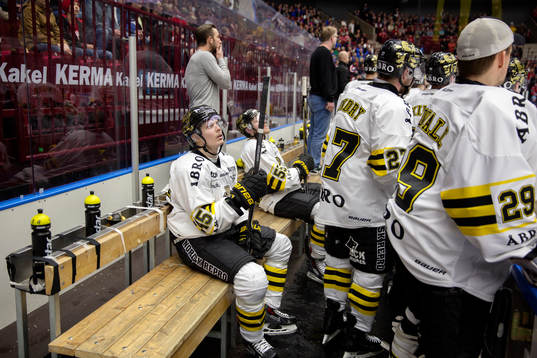 s Petter Lindberg och hans lagkamrater deppar