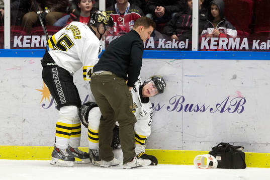 AIK,s Johan Andersson får en otäck tackling och hjälps