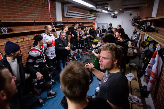 Karlskronas spelare och ledare firar finalplatsen i