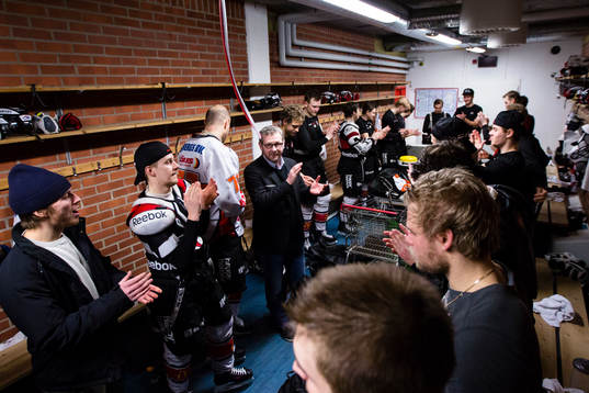 Karlskronas spelare och ledare firar finalplatsen i
