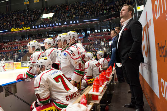 Modos Janos Hari och Radek Smolenak framför assisterande