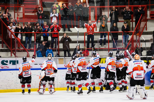 Karlskronas spelare tackar de tillresta supportrarna