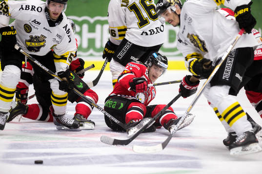 Malmös Björn Svensson på isen och till vänster, AIK,s