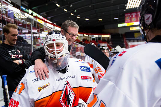 Karlskronas målvakt Patrick Galbraith omfamnas av