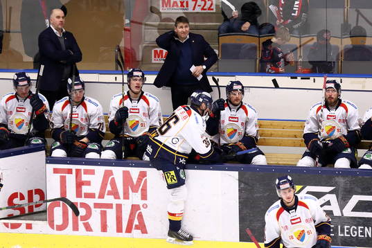 Djurgårdens spelare och tränare Hans Särkijärvi deppar