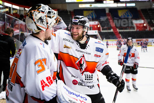 Karlskronas Jimmie Svensson omfamnar Karlskronas målvakt