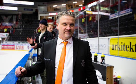 Karlskronas tränare Per Hånberg ser nöjd ut