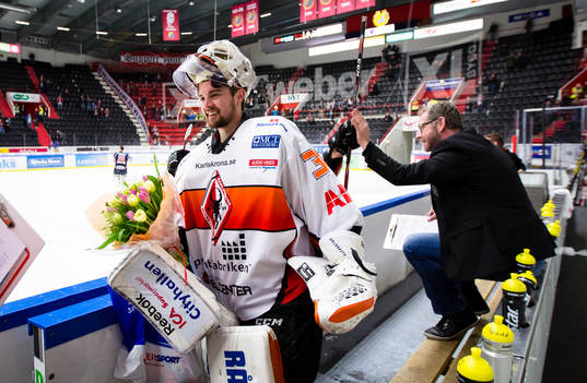Karlskronas målvakt Patrick Galbraith ser glad ut med