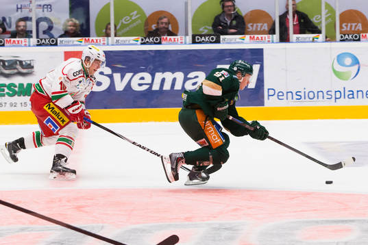 Modos Per-Åge Skröder jagar Färjestads Toni Rajalaunder