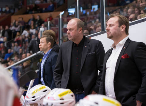 Modos tränare Per-Erik Johnsson, assisterande tränare