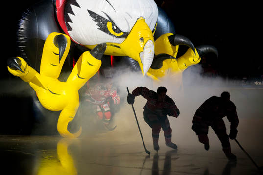 Malmö Redhawks gör entré innan ishockeymatchen mellan