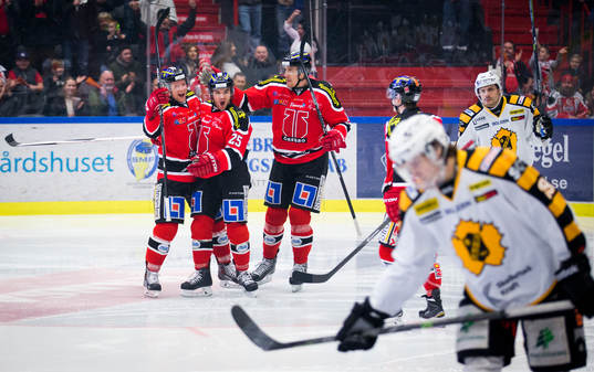 Örebros Johan Motin jublar med Martin Johansson och Marko