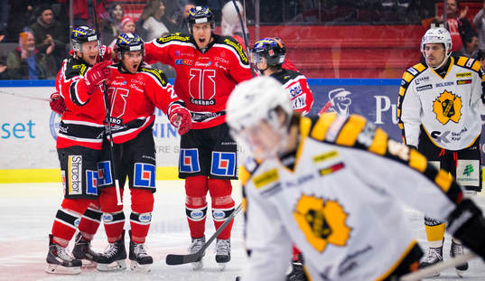 Örebros Johan Motin jublar med Martin Johansson och Marko