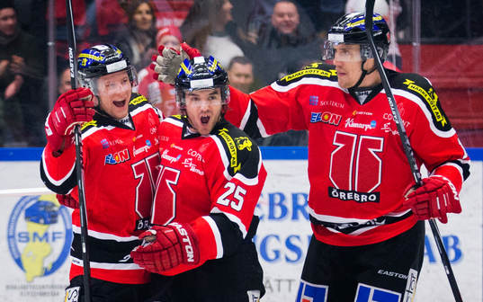Örebros Johan Motin jublar med Martin Johansson och Marko