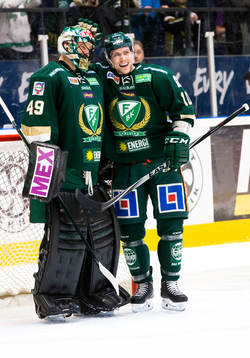 Färjestads målvakt Justin Pogge  och Shawn Lalonde firar
